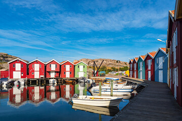 Hafen mit Boote im Ort Smögen in Schweden