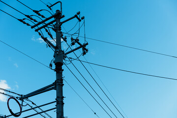 青空に浮かぶ電柱の写真
