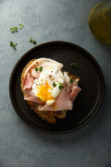 Traditional Benedict eggs with ham