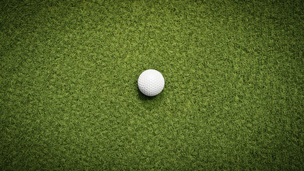 Golfball auf grünem Gras, Vogelperspektive