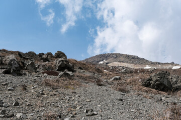 登山道から見る茶臼岳の頂上