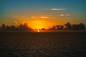 Naklejka premium Scenic orange sunset over the calm sea