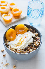 Joghurt auf Granola mit Aprikosen 