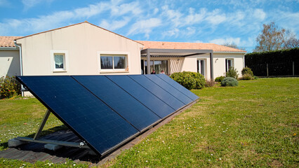 Installation panneaux solaires en autoconsommation au sol - Énergie renouvelable - Ressources durables - Indépendance énergétique - obrazy, fototapety, plakaty