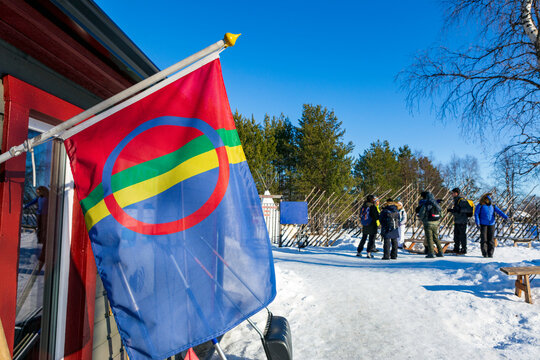 Il villaggio Sami di Jukkasjarvi a Kiruna, le renne libere nella neve in Lapponia Svedese