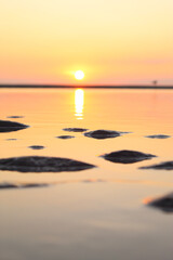 Fototapeta na wymiar Sonnenuntergang an einem Strand in den Niederlanden