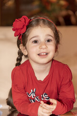 Ritratto di una bambina di tre anni molto allegra con ferma capelli di colore rosso.