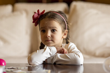 Ritratto di una bambina di tre anni molto carina.