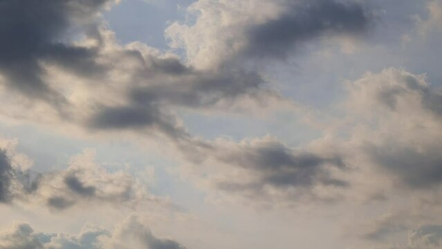 定点でインターバル撮影した空と雲のタイムラプス