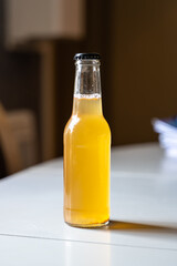 Jus de pomme bio dans une bouteille en verre sur une table au soleil