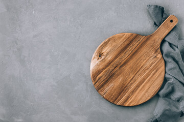 Chopping board. Empty round wooden cutting board with napkin