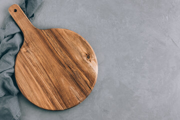 Chopping board. Empty round wooden cutting board with napkin