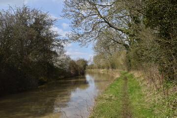 Fototapeta na wymiar the walk along the oxford canal walk next to fenny Compton turnover bridge