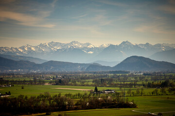 Schöne Landschaft mit blick auf die Alpen