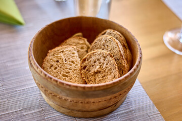 Brotscheiben in einer Holzschüssel
