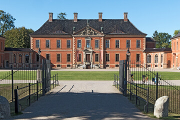 das historische Schloss Bodmer liegt im idyllischen Klützer Winkel zwischen Lübeck und Wismar an der Mecklenburgischen Ostseeküste - obrazy, fototapety, plakaty
