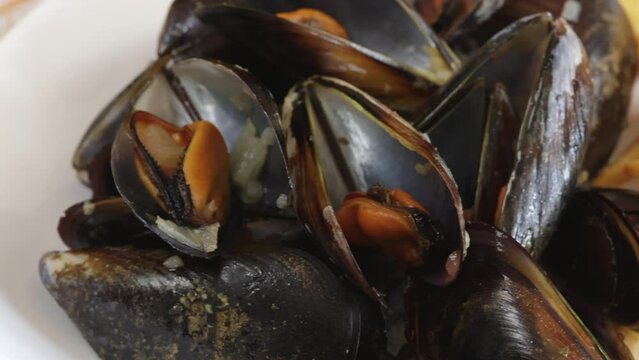 assiette de moules et frites, en gros plan