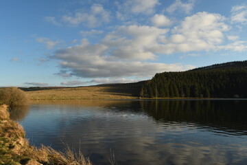 Fototapeta premium Le lac de servières à orcival en Auvergne en France
