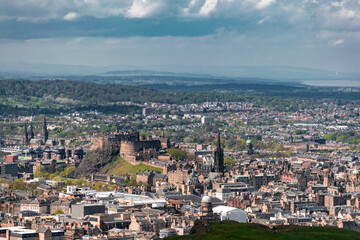Fototapeta na wymiar Castillo de Edimburgo visto desde Arthur's Seat. Atracciones turísticas en Escocia.