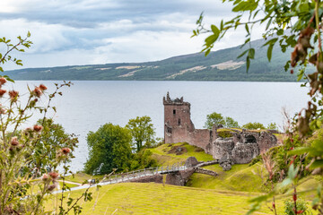 Ruinas del Castillo de Urquhart, en el lago Ness, en Escocia, en un día de verano. Concepto de...