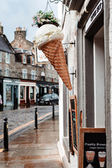 Un gran cono de helado cuelga de la fachada de una heladería en Edimburgo, Escocia. © AliciaFdez
