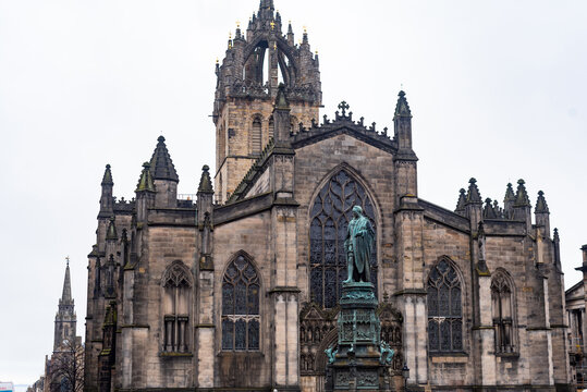 Catedral de Saint Giles o High Kirk en Edimburgo. Estatua de Adam Smith