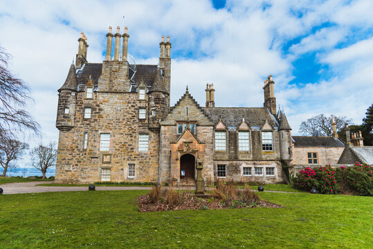 Castillo de Lauriston, del siglo XV, en Edimburgo, Escocia, en un agradable d&iacute;a de verano.
