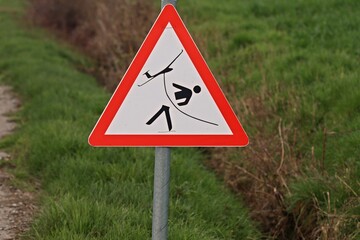 Warnschild vor dem Zugseil an Segelflugplatz