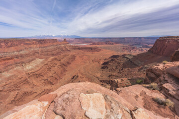 hiking the dead horse trail in dead horse point state park in utah, usa