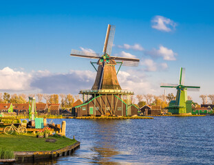 Fototapeta premium Traditional Dutch windmills in the rural landscape of Zaanse Schans