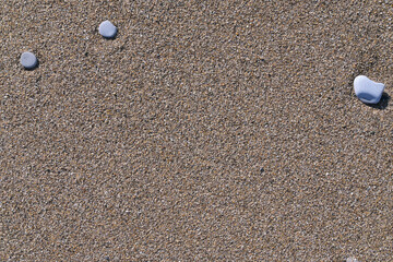 Fototapeta na wymiar Fondo con arena de playa marrón en un día de verano