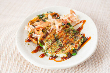 とうふミール、とうふ粉、高野豆腐、粉豆腐、長芋、長いも、お好み焼、ネギ、ねぎ、葱、ふわふわ、お好み焼きソース、ソース、かつおぶし、青のり、青粉、料理、食事、軽食、トーフミール、糖質オフ、低カロリー、栄養、家庭料理、野菜、穀物、粉とうふ、和食器、鰹節、緑色、ベジタブル、お好みソース、食、和食、日本食、おいしい、お好み焼き風、美容、ダイエット、食生活、健康、健康食材、アップ、料理素材、根菜、物撮り、日