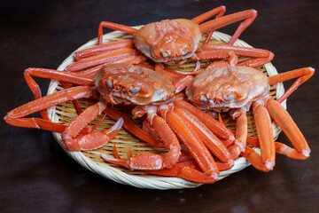 ザルに盛られた紅ズワイガニ