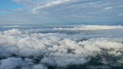 mer de nuage au soleil levant