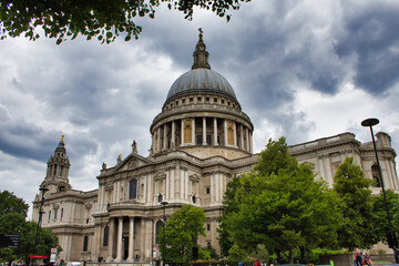 Fototapeta na wymiar St. Paul's Cathedral on a cloudy day