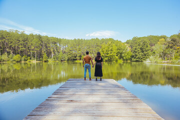 Fototapeta na wymiar couple on the lake