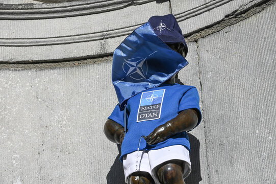Belgique Bruxelles Manneken pis deguisement costume OTAN NATO
