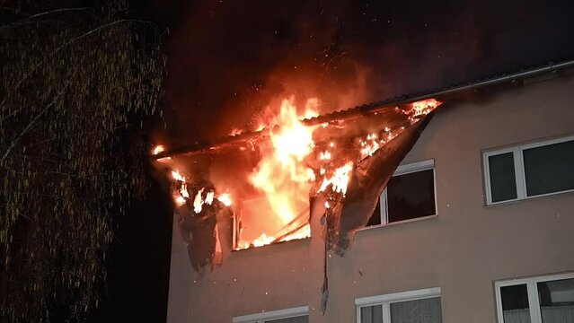 Wohnungsbrand in der Nacht Flamen schlagen aus dem Fenster