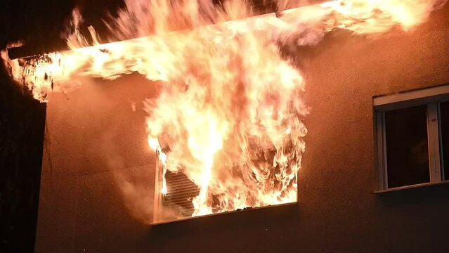 Wohnungsbrand in der Nacht Flamen schlagen aus dem Fenster