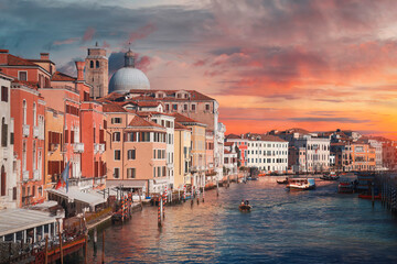 Fototapeta na wymiar Water channels in the city of Venice