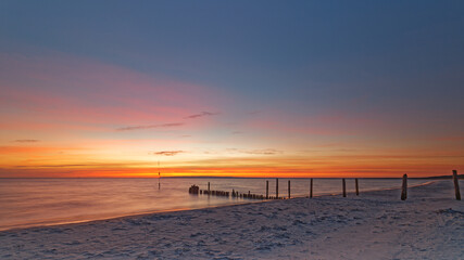 Naklejka premium Sonnenaufgang, Meer, Strand, Buhnen