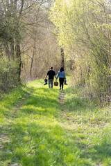 jeune couple dans un chemin dans les bois