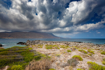 Wspaniałe chmury i niebieskie niebo nad wybrzeżem wyspy Krety, Grecja. Krajobraz morski. ...