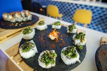 piezas de sushi con algas 