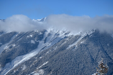 Fototapeta na wymiar Centro de ski en Montañas de colorado, Estados Unidos