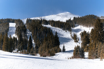 Centro de ski en Montañas de colorado, día soleado con nieve, Breckendridge, Rocky Mountains, Estados Unidos