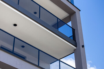 Obraz premium Neue moderne Balkongeländer aus Glas an einem Mehrfamilienhaus