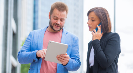 Obraz premium business people work together on the background of the city street.two colleagues partners discuss communicate on the background of the city.