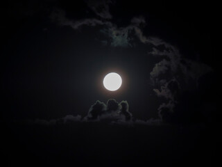Obraz na płótnie Canvas noche oscura de luna llena