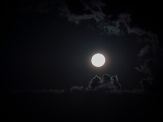 Fototapeta na wymiar noche oscura de luna llena